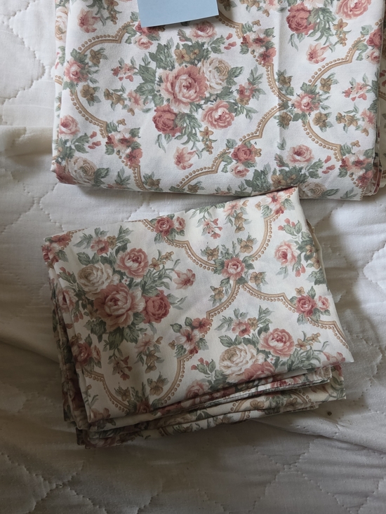 Other - Floral Rose Print Sheet Set in Cream and Pink